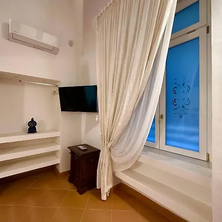 Isabella Noble House * Naples